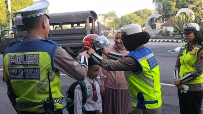 Tingkatkan Kesadaran Berlalulintas, Polres Kudus Bagi-Bagi Helm Gratis