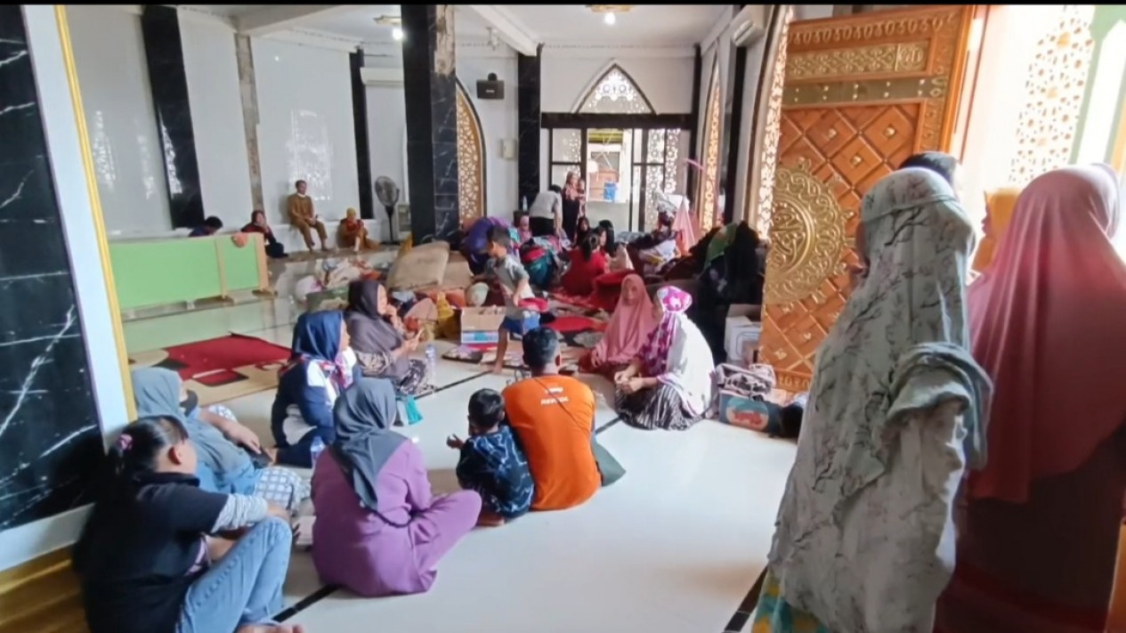 Gudang Plastik Maros masih Proses Pemadaman, 14 Keluarga terpaksa Mengungsi
            - galeri foto