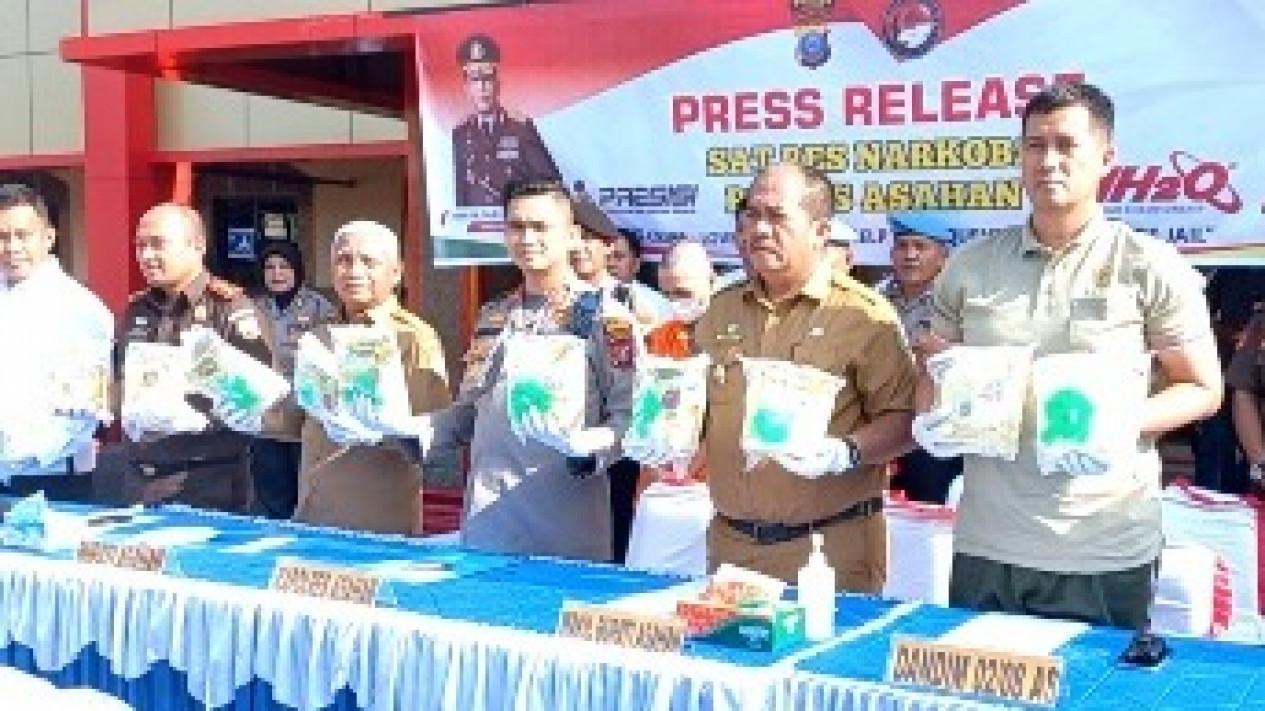 Polres Asahan Sumut Bongkar Penyeludupan 50 Kg Sabu-Sabu Asal Malaysia Melalui Jalur Tikus
            - galeri foto