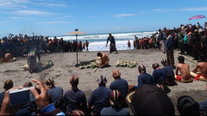 Peringati Jumenengan Sri Sultan Hamengku Buwono X, Keraton Yogyakarta Gelar Labuhan di Parangtritis