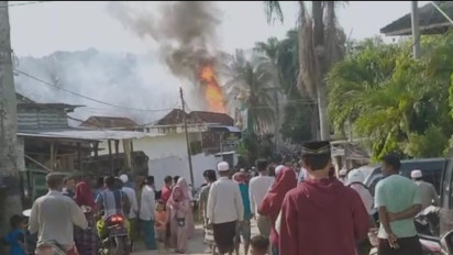 Sembilan Unit Toko di Area Pondok Pesantren Bata-Bata Pamekasan, Madura, Ludes Terbakar