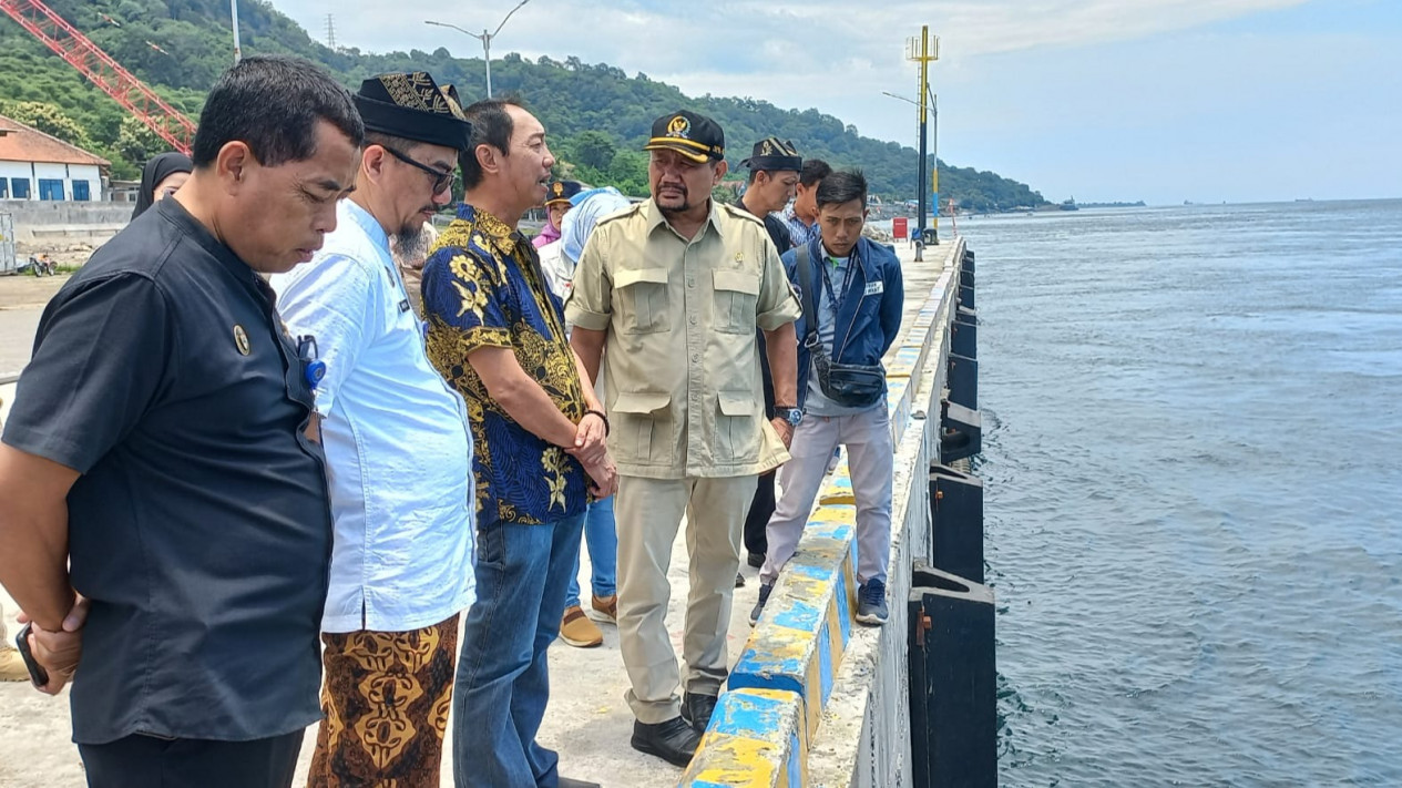Gratiskan Nelayan Kecil, Kapal Ikan Luar Daerah bisa Manfaatkan Pelabuhan Perikanan di Desa Ketapang, Banyuwangi
            - galeri foto