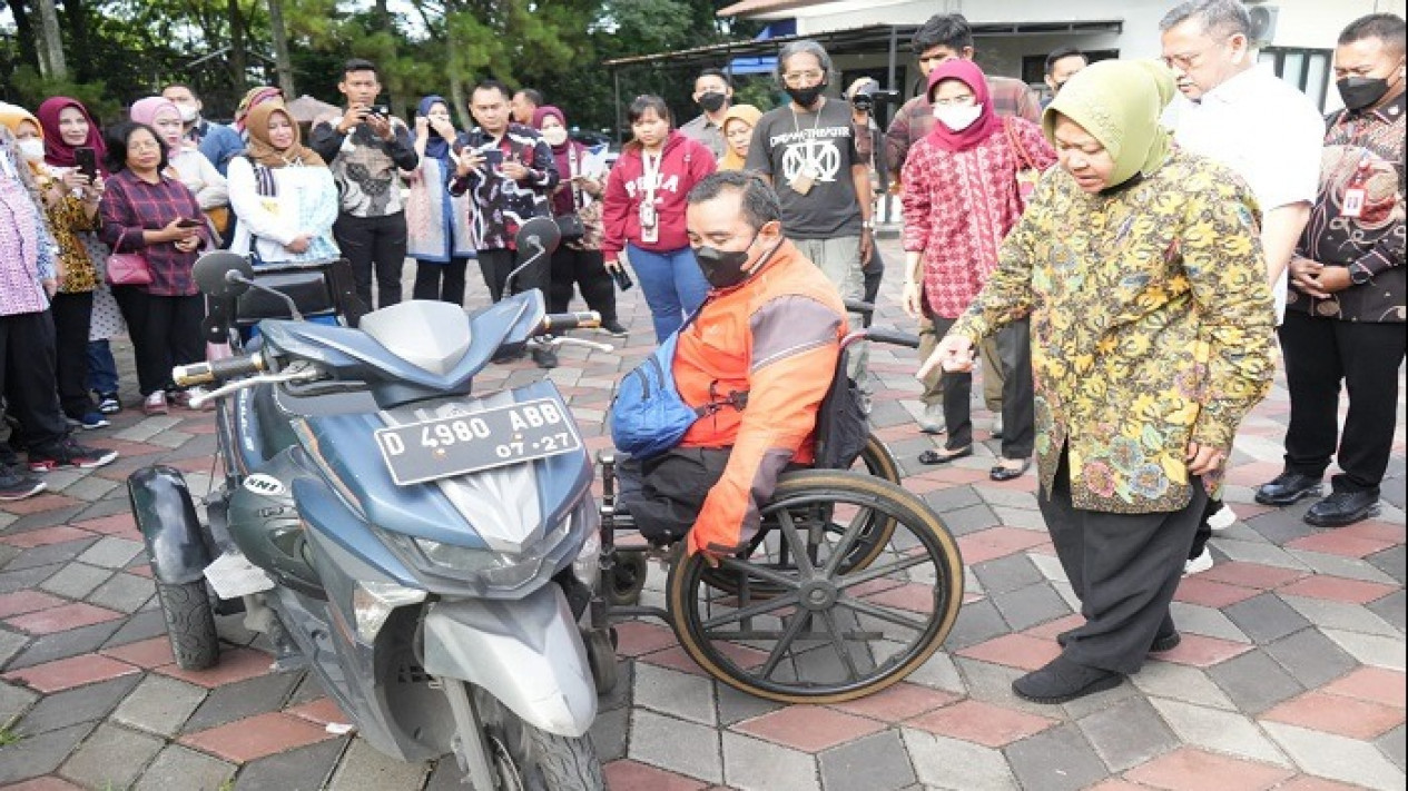 Serahkan Bantuan untuk Kelompok Rentan di Bandung, Mensos Pastikan Kemudahan Prosedur
            - galeri foto