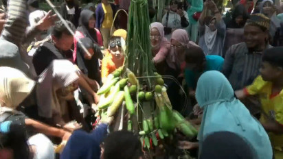 Tradisi Keleman di Tuban, Warga Rebutan Gunungan Hasil Bumi