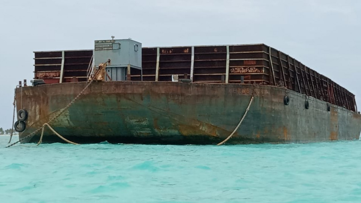 Tongkang Tanpa Muatan Terus Daya 12 ditemukan Terdampar di Pulau Tarupa Kecil
            - galeri foto