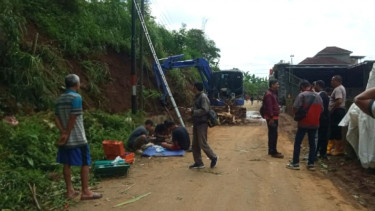Tebing Setinggi 7 Meter Longsor Tutup jalan di Boyolali, Petugas Gabungan Evakuasi Material Longsor