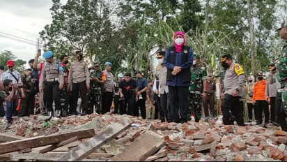 Kunjungi Lokasi Ledakan Petasan di Blitar, Khofifah Akan Secepatnya Lakukan Rehabilitasi Rumah Rusak
