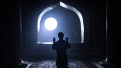 Tata Cara Sholat Hajat, Niat, Bacaan, dan Waktu yang Tepat Untuk Melaksanakannya!