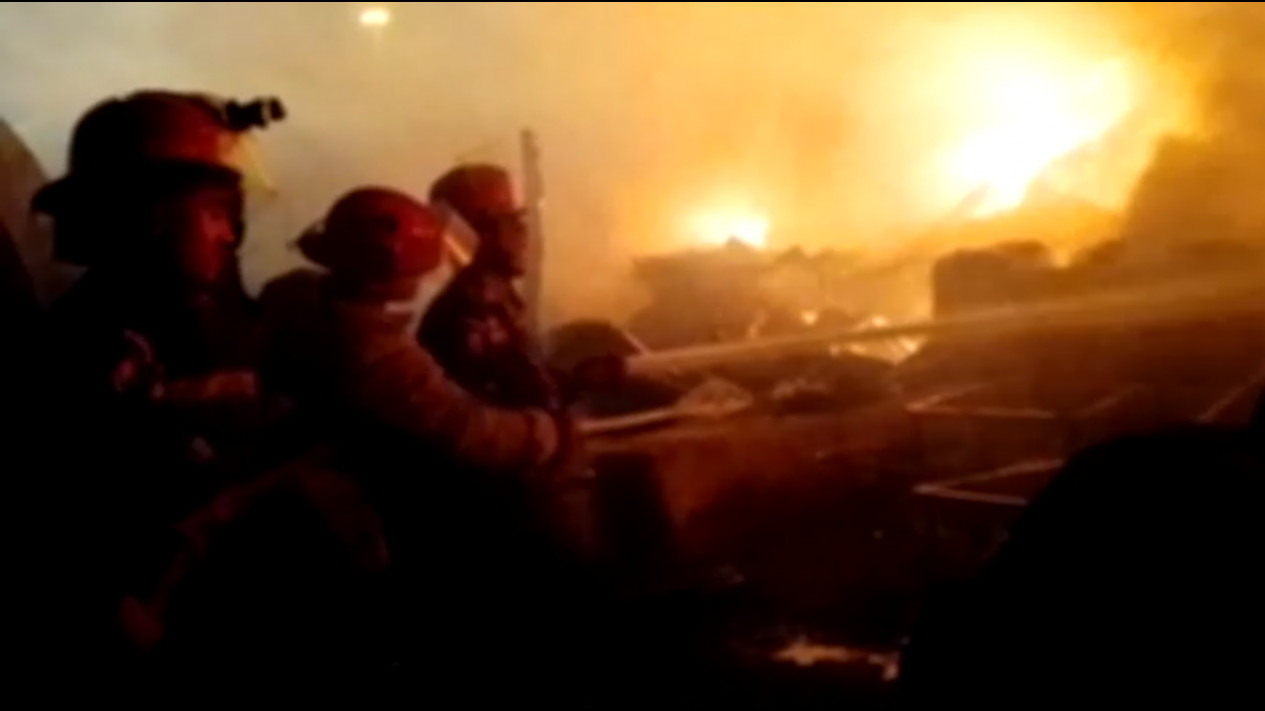 Diduga Akibat Arus Pendek Listrik, Enam Gudang Penampungan Ikan Di Belawan Ludes Dilalap Si Jago Merah
            - galeri foto