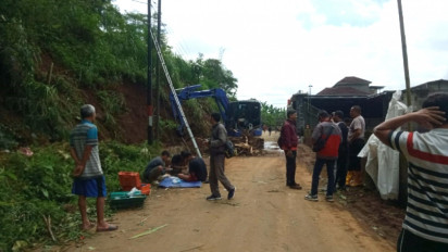 Tebing Setinggi 7 Meter Longsor Tutup Jalan di Boyolali, Petugas Gabungan Gotong Royong Bersihkan Meterial