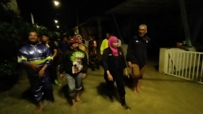4 Desa di Gresik Terendam Banjir, Khofifah Langsung Kunjungi Korban