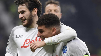 Napoli Tundukkan 10 Pemain Frankfurt, 2-0, di Liga Champions