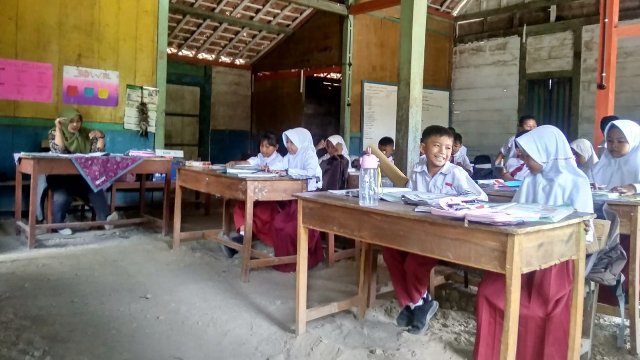 Ruang Kelas Rusak, Siswa SDN 2 Sambongrejo Blora Belajar di Rumah Warga Berlantai Tanah
            - galeri foto
