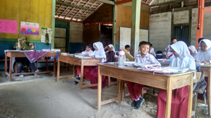 Ruang Kelas Rusak, Siswa SDN 2 Sambongrejo Blora Belajar di Rumah Warga Berlantai Tanah