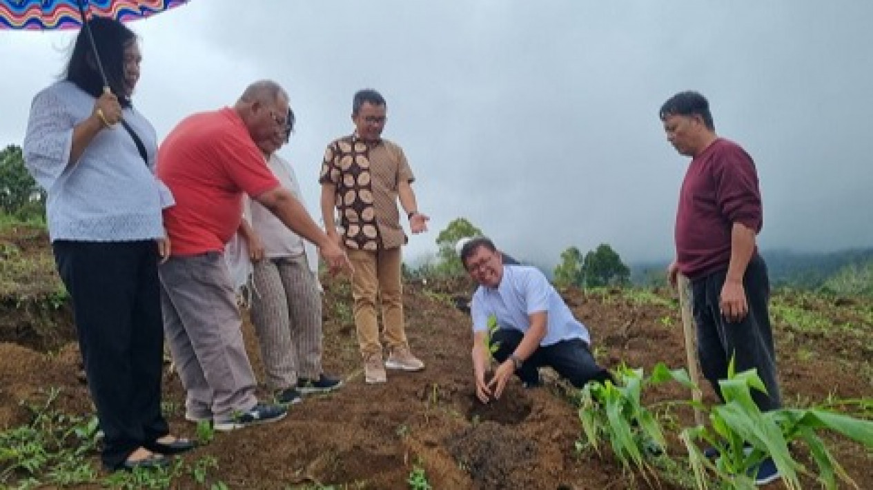Senator Stefanus Liow Motivasi dan Fasilitasi Tanam Bibit Pohon
            - galeri foto
