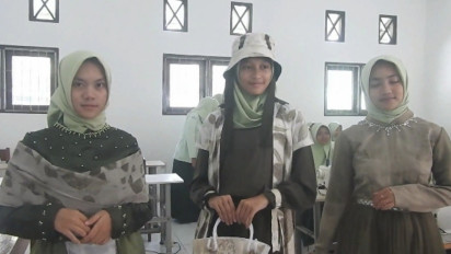 Cantiknya Gaun Muslim Berbahan Kain Ecoprint Karya Siswa Madrasah di Banjarnegara