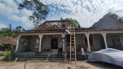 Pasca Ledakan Petasan di Blitar, Petugas dan Warga Bersihkan Material dan Perbaiki Rumah Rusak