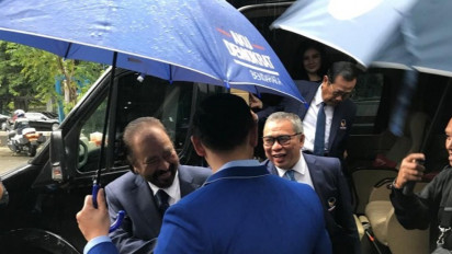 Bahas Isu Ini, Surya paloh Tiba di Markas Demokrat Saat Gerimis, AHY Langsung Payungi