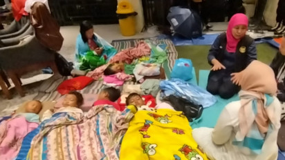 Banjir Mulai Surut, Warga di Desa Mojosarirejo Gresik masih Bertahan di Penampungan