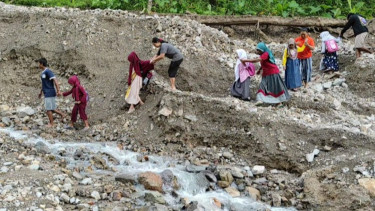 Prihatin Kondisi Siswanya Bertaruh Nyawa Demi Sekolah, Guru SDN Kemuning 3 Pacitan Lakukan Home Visit