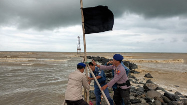 Peringatan Dini Gelombang Tinggi, Satpolairud dan Syahbandar Pemalang Pasang Bendera Hitam
