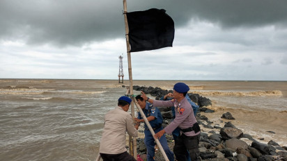 Peringatan Dini Gelombang Tinggi, Satpolairud dan Syahbandar Pemalang Pasang Bendera Hitam