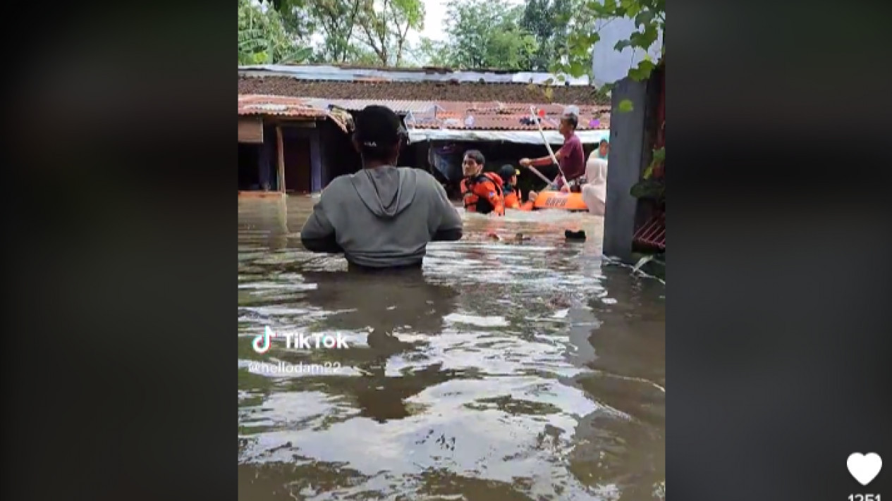 5 Video Kompilasi Bencana Banjir Yang Merendam Solo Dengan Ketinggian Air Hingga Setinggi Orang Dewasa, Pray For Solo
            - galeri foto