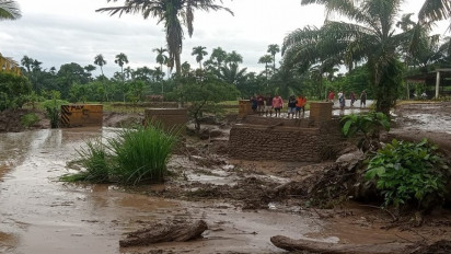 Banjir Bandang Terjang Malampah Pasaman, 3 rumah dan 1 Jembatan Putus