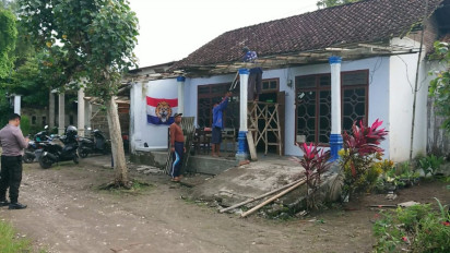 Helikopter Kapolda Jatim sudah Terbang Kembali, Warga di Rejotangan, Tulungagung, Benahi Atap yang Rusak