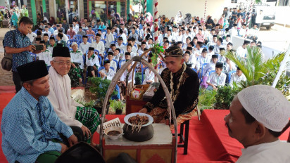 Prosesi Pernikahan Unik, Lima Pasang Pengantin di Purworejo Menikah dengan Mahar Satu Tusuk Sate