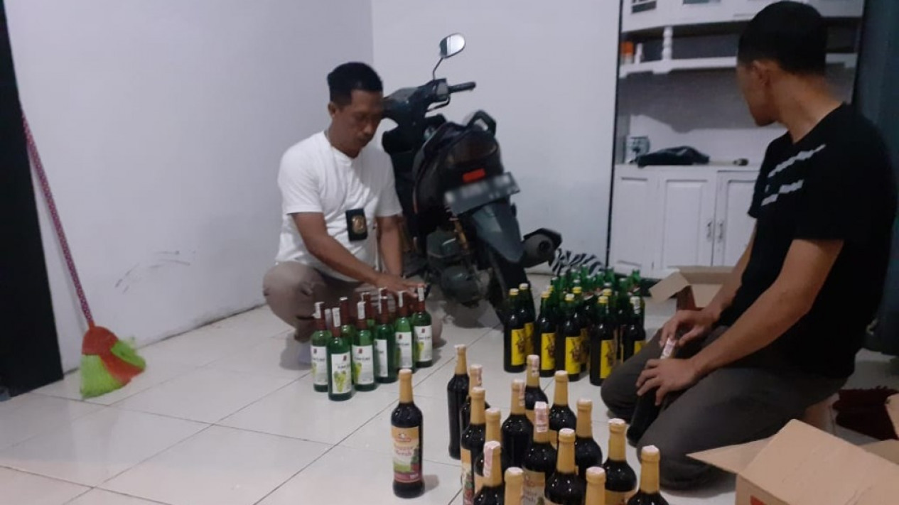 Gelar Razia, Satpol PP Banjarnegara Sita Puluhan Botol Miras dari Tempat Karaoke
            - galeri foto