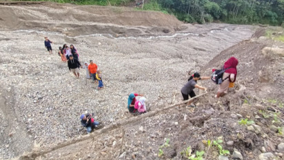 Longsor isolasi 106 KK di Desa Kemuning, Perjuangan 10 Siswa SDN 3 Kemuning Menuntut Ilmu Jalan Kaki 3 Kilometer