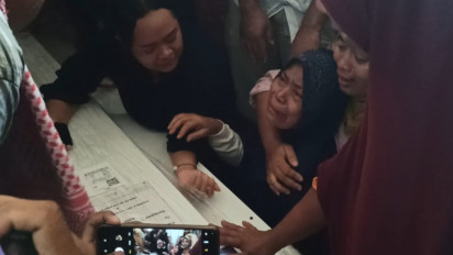 Isak Tangis Keluarga Sambut Kedatangan Jenazah Korban Gempa Turki Irma Lestari di Lombok Barat
