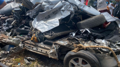 Mobil yang Tersambar Kereta di Perlintasan Semarang Diduga Mati Mesin