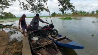 Dua Bulan Sawahnya Terendam Banjir, Petani di Pati Alih Profesi Jadi Ojek Perahu