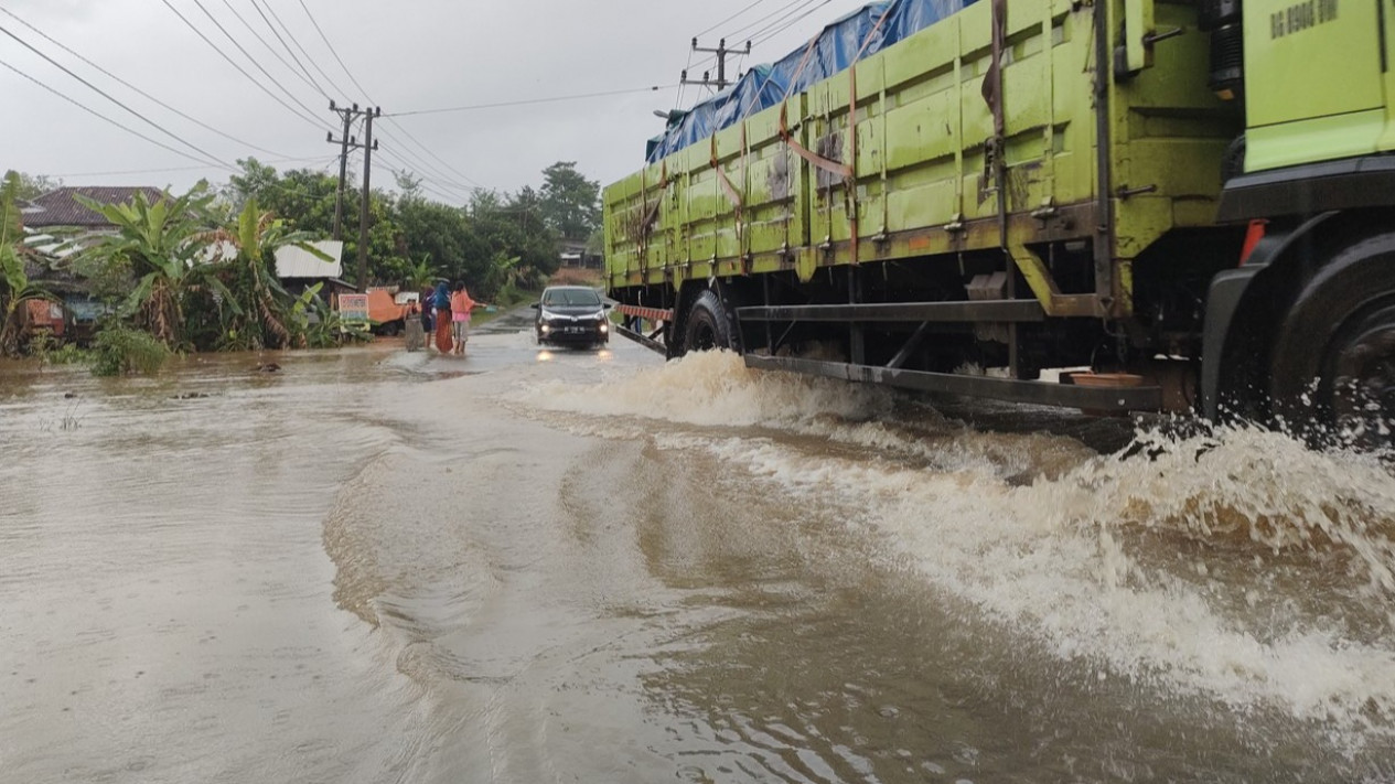 Jalan Lintas Sumatra Terendam Banjir Akibat Hujan 24 Jam
            - galeri foto