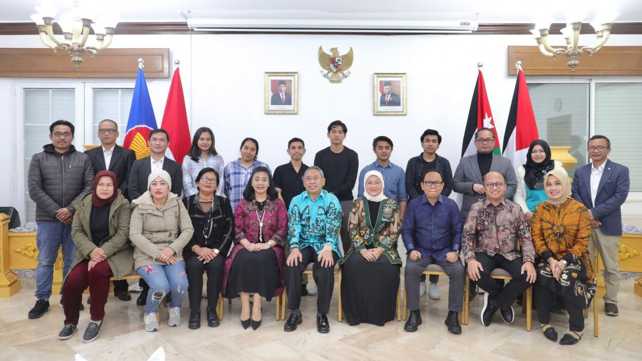Bertemu Dubes RI untuk Yordania, Menaker Bahas Potensi Kerja Sektor Garmen bagi PMI
            - galeri foto