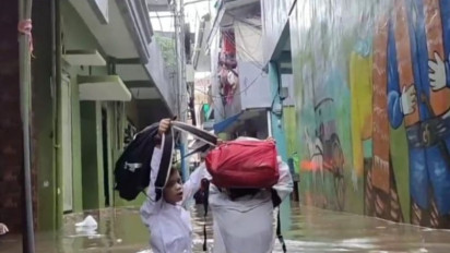 Terendam Banjir Akibat Luapan Kali Ciliwung,  Warga Kebon Pala Masih Belum Mengungsi