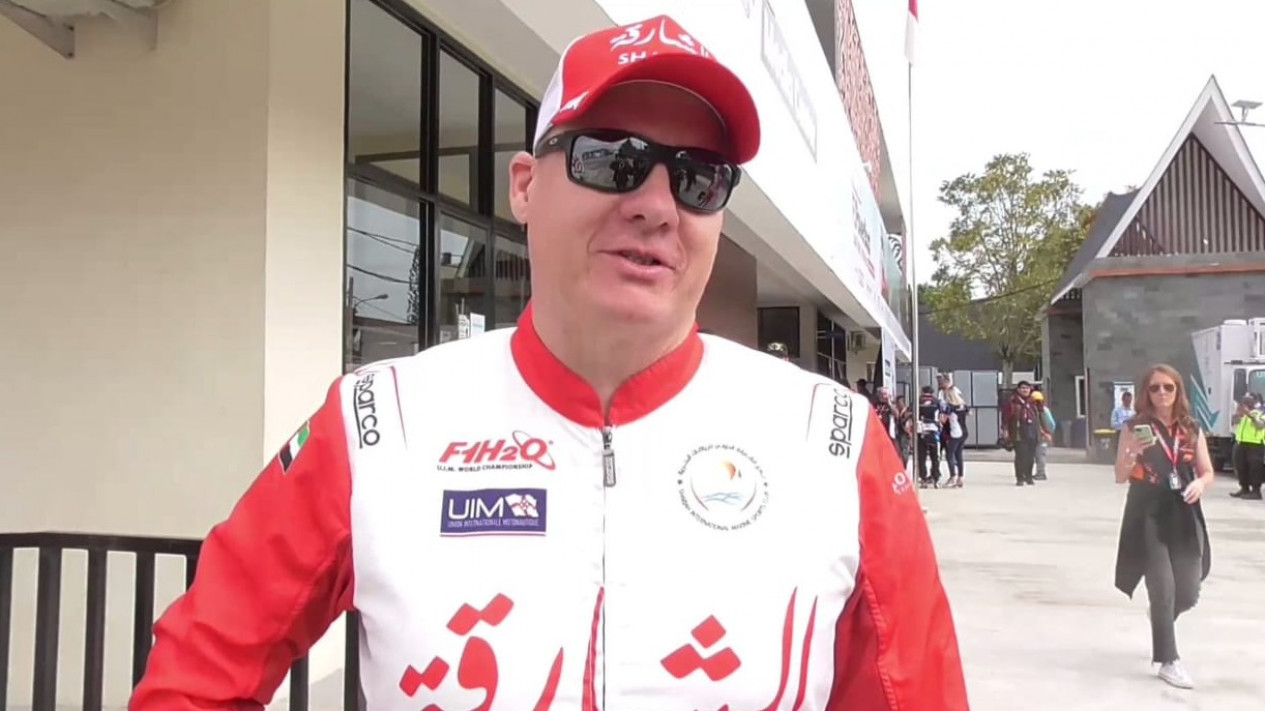 Sami Selio Pembalap Tim Sharjah UEA Targetkan Naik Podium di Ajang F1H2O Danau Toba
            - galeri foto