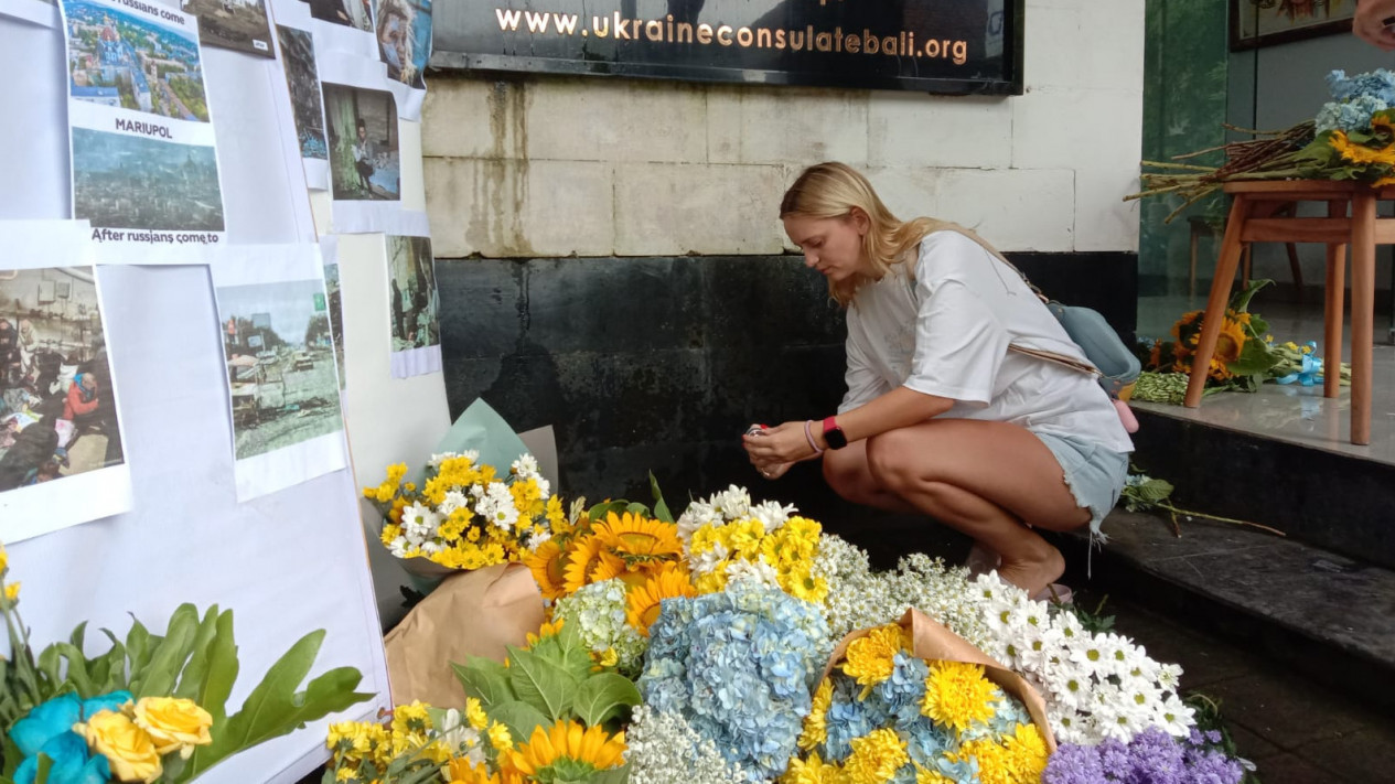 Satu Tahun Invasi Rusia, Warga Ukraina di Bali Bawa Bunga dan Nyalakan Lilin di Konjen Ukraina, Harap Perang Berakhir
            - galeri foto