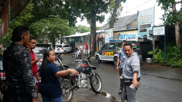 Aksi Pencurian Uang dalam Mobil Mini Bus Terekam CCTV, Pelaku Berhasil Bawa Kabur Uang Tunai Ratusan Juta Rupiah