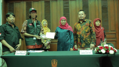 Terima Petugas Coklit di Kediaman, Khofifah Pesan agar Seluruh Warga Terdaftar untuk Gunakan Hak Pilih