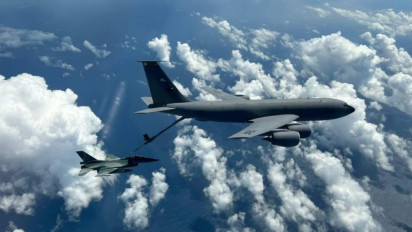 Pesawat Tempur TNI AU Latihan Isi Bahan Bakar di Udara dengan Pesawat Tanker Milik USA