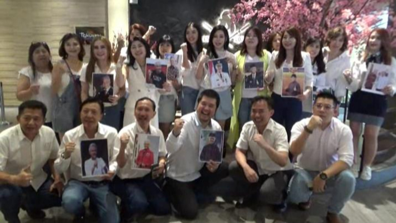 Sosialita Kota Surabaya Deklarasi Ganjar Pranowo sebagai Capres 2024, Ini Alasannya
            - galeri foto