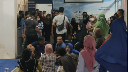 Puluhan Jamaah Umroh Geruduk Kantor Travel di Surabaya, Ada Apa ?