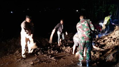 Hujan Deras Disertai Angin, Tebing 30 Meter Jalur Provinsi Kecamatan Pujon Longsor Akses Malang-Kediri Lumpuh