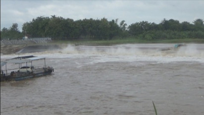 Perahu Penyeberangan di Sungai Brantas Hanyut bersama Mobil dan Motor