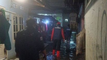 Kali Ciliwung Meluap, Kampung Melayu Banjir Satu Meter