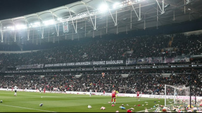 Pertandingan di Turki Terhenti Karena Pelemparan, Suporter Banjiri Lapangan dengan Boneka untuk Korban Gempa Turki