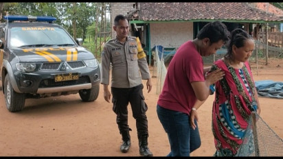 Sulit Kendaraan, Seorang Ibu Pulang Melahirkan Dibantu Bhabinkamtibmas, Selamat sampai Rumah